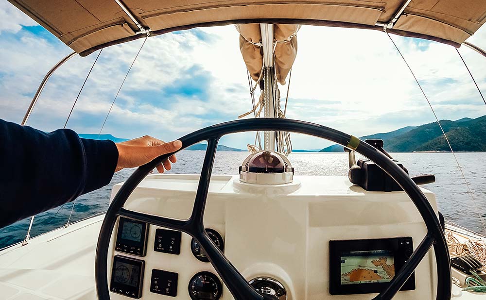 why is vhf radio considered the best for help？